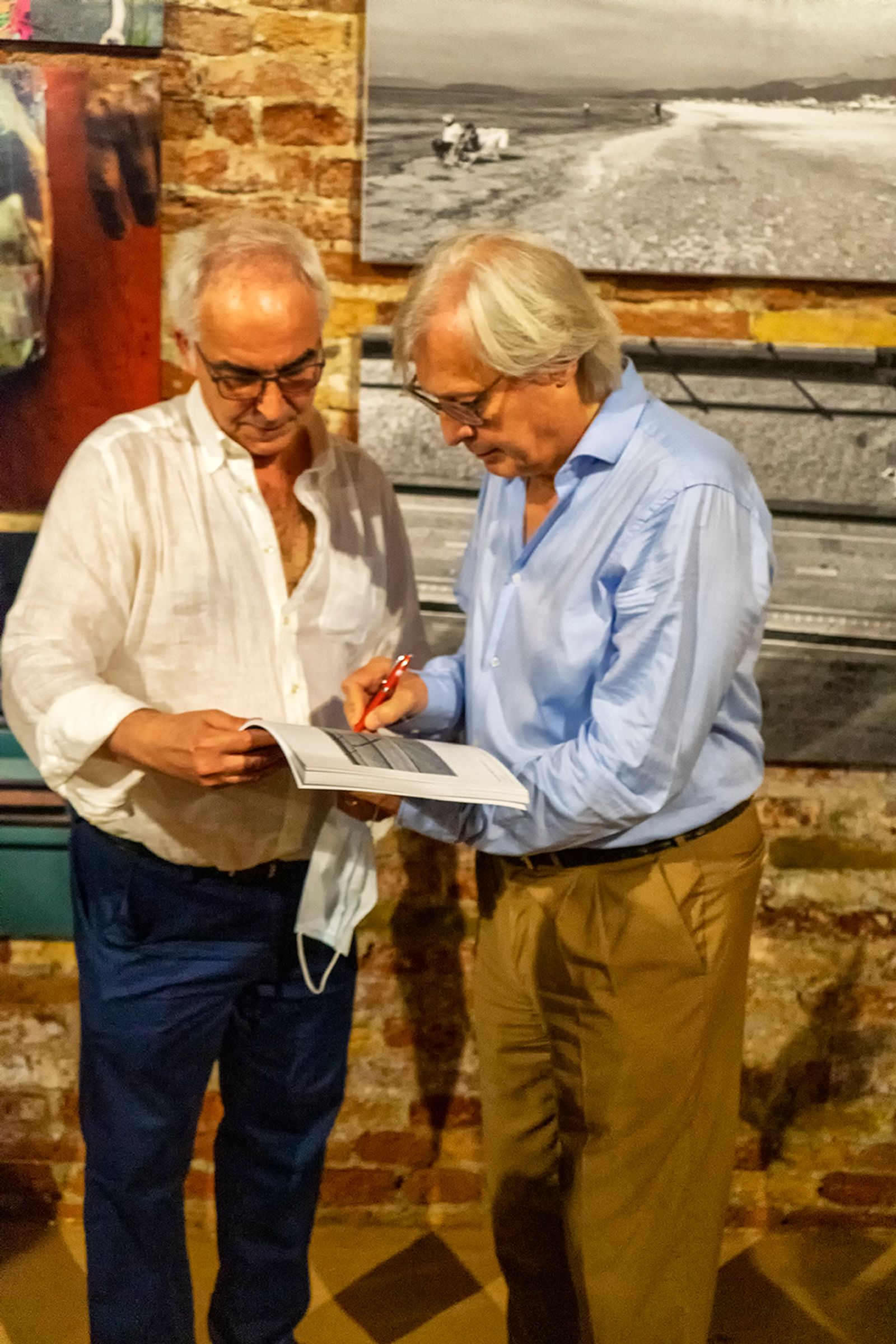 VITTORIO SGARBI MI AUTOGRAFA IL CATALOGO