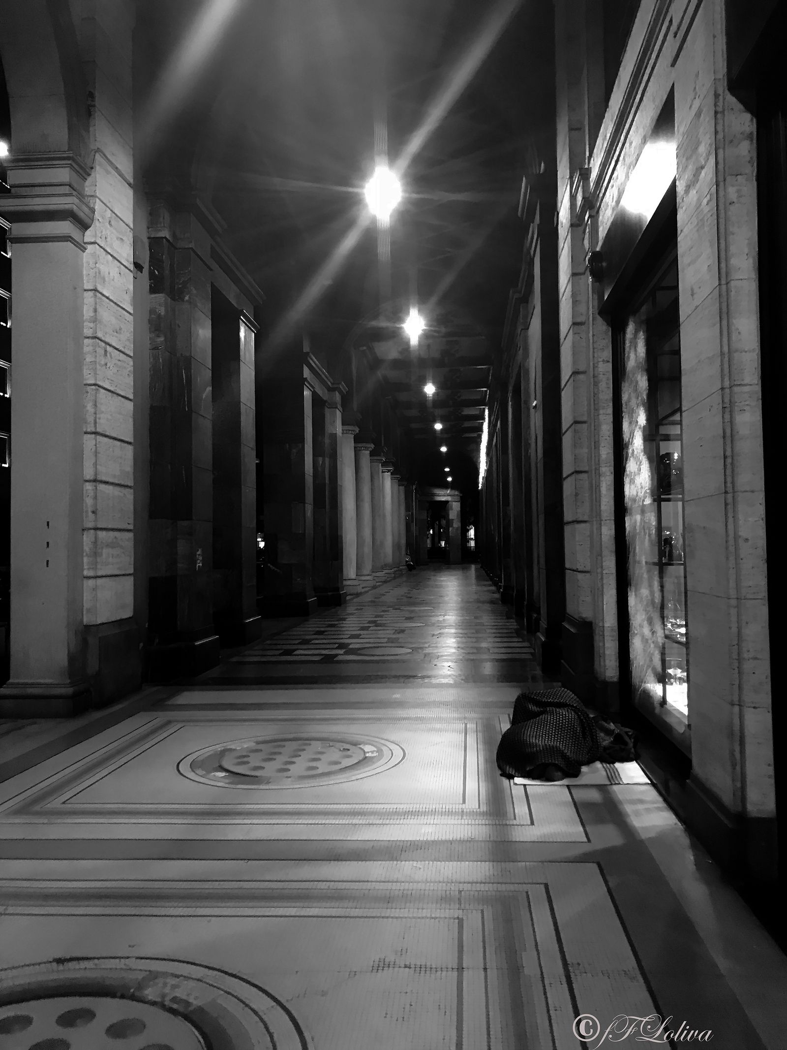NATALE A MILANO TRA LUCI ED OMBRE — fotografia 8 di Francesco Loliva