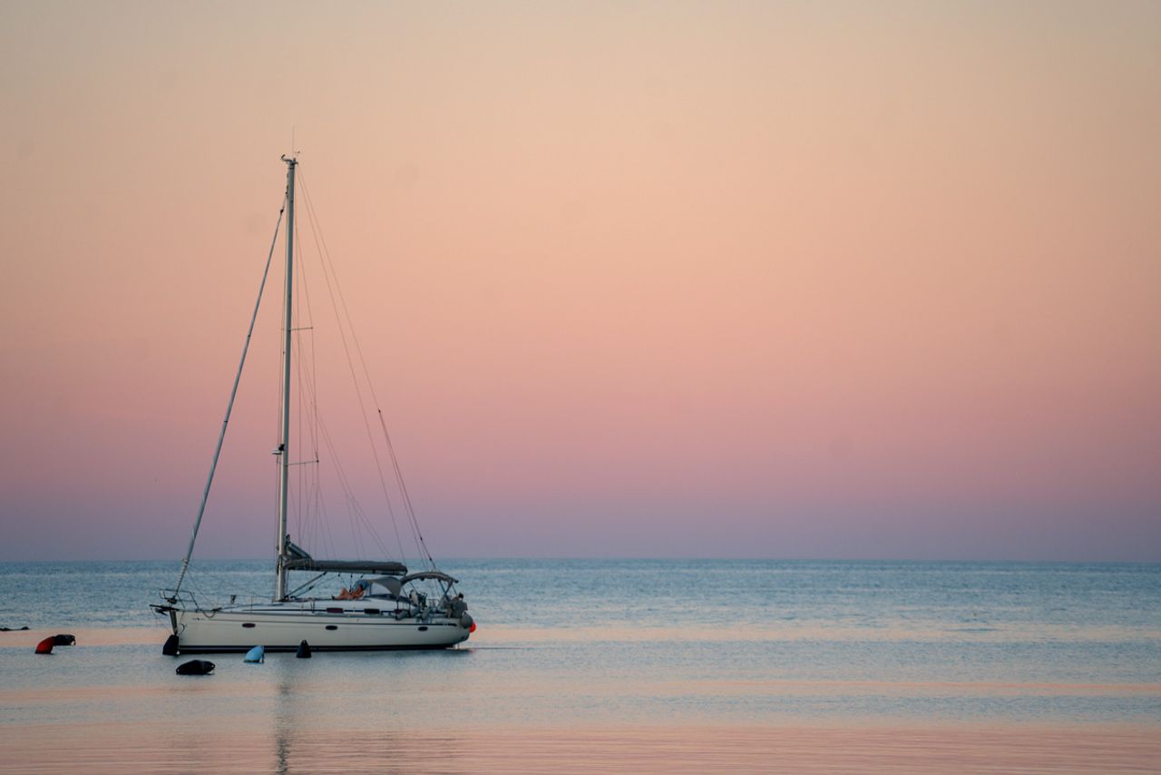 BARCA A VELA IN RADA