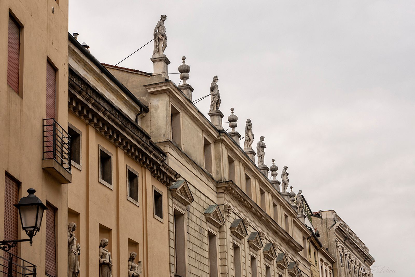 PALAZZO CHIERICATI Palazzo Chiericati è un edificio rinascimentale sito a Vicenza in piazza Matteotti, a fianco della…