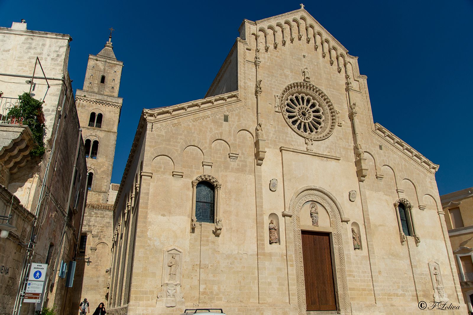 LA CATTEDRALE Duomo monumentale del '200 con un campanile alto e interni caratterizzati da decorazioni ricercate