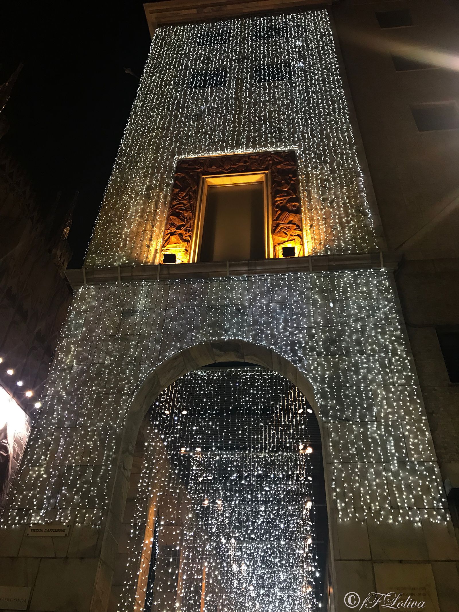 NATALE A MILANO TRA LUCI ED OMBRE — fotografia 4 di Francesco Loliva