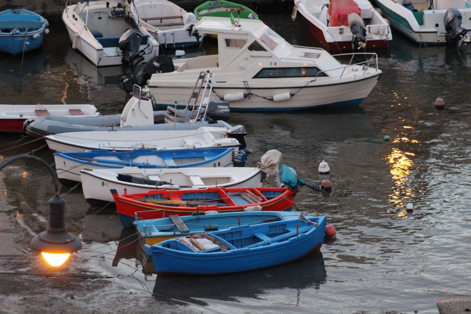 Le barche. Mai nella mia vita prima d’ora ho sperimentato tanta bellezza e tanta paura allo stesso tempo come su una…