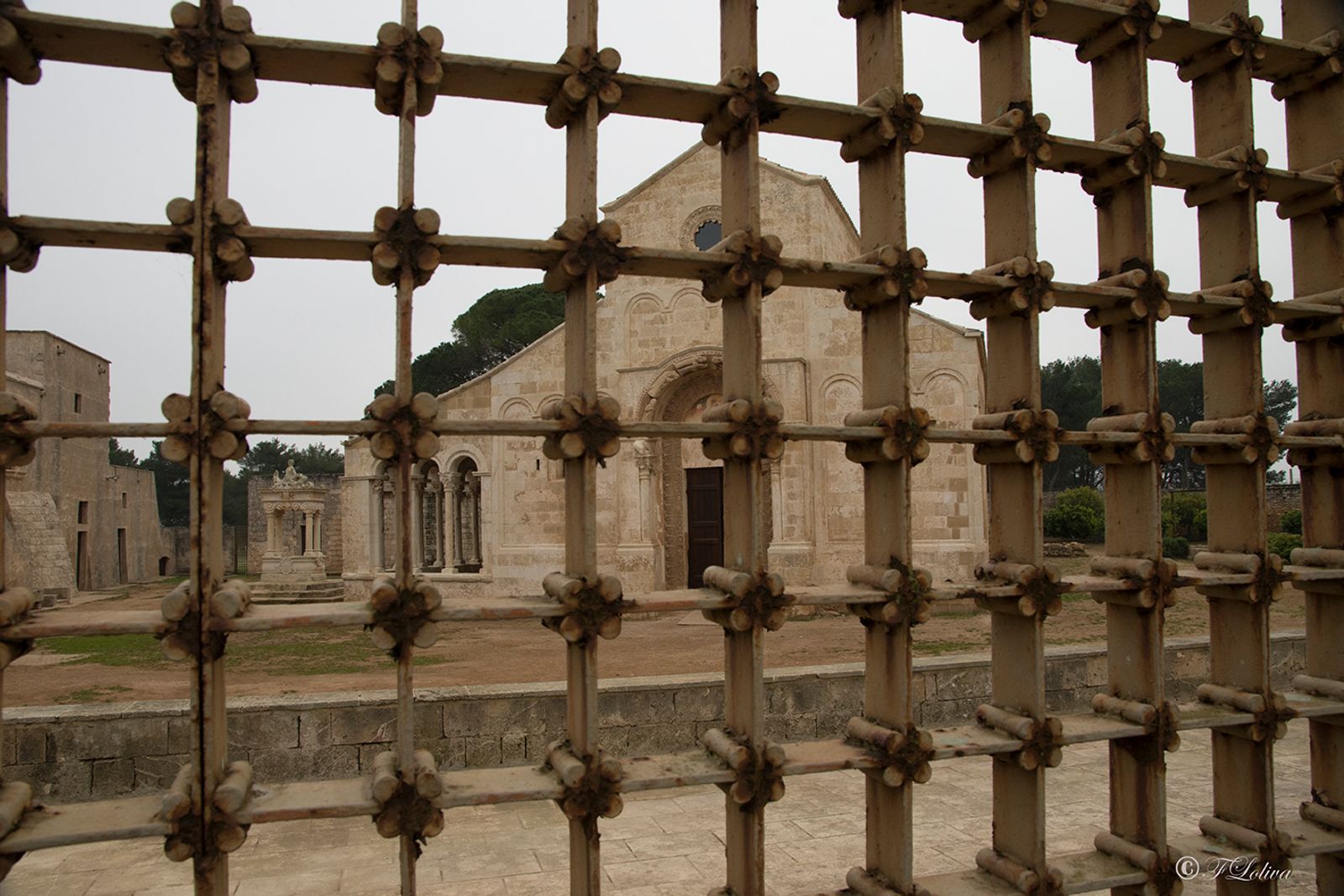 ABBAZIA SANTA MARIA DI CERRATE Un'antica leggenda lega la fondazione di questa solitaria abbazia al principe normanno…