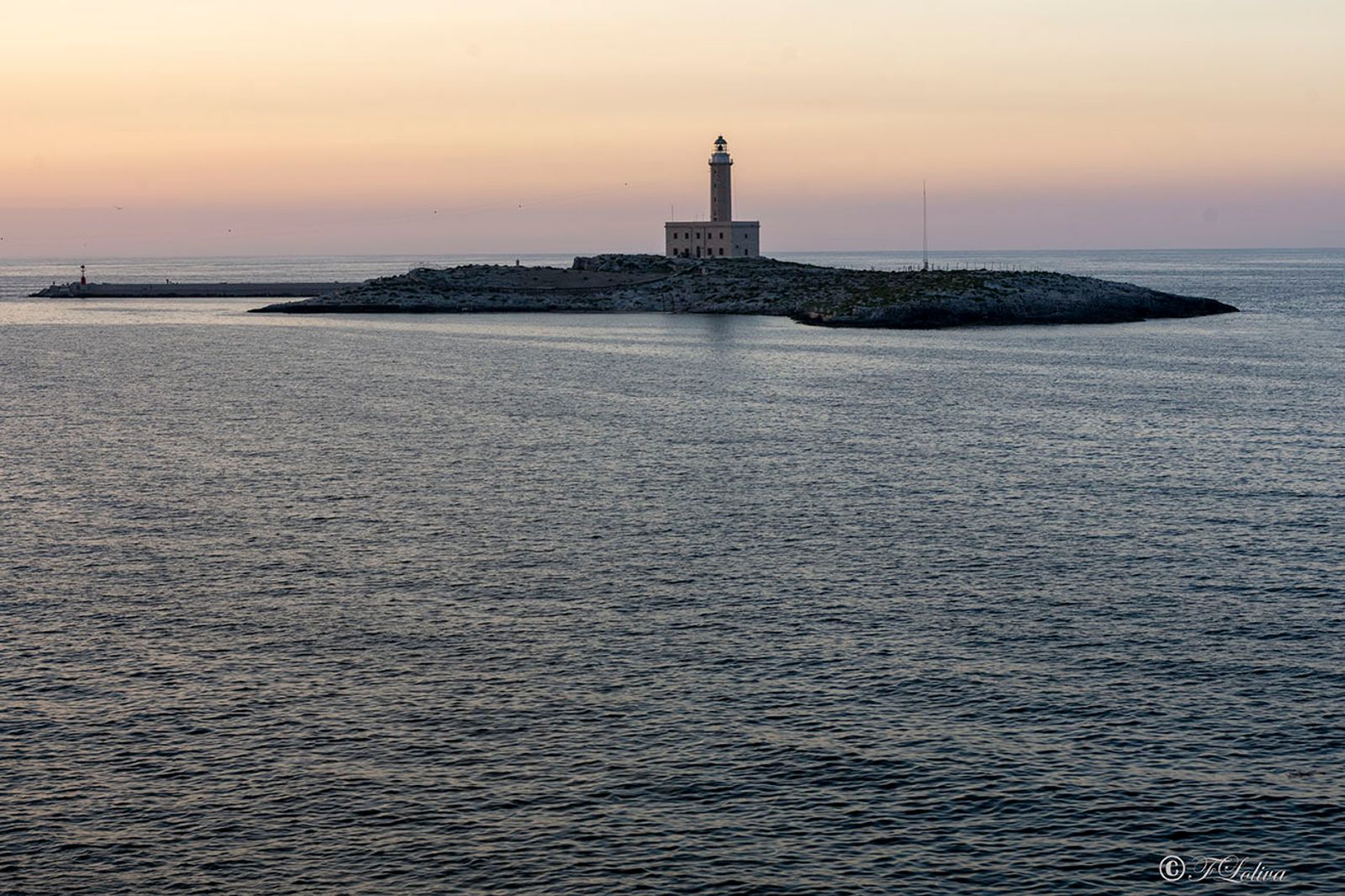 IL FARO Il Faro di Vieste, ammirabile da gran parte della città, sorge sullo scoglio di Santa Eufemia e o di S. Eugenia…