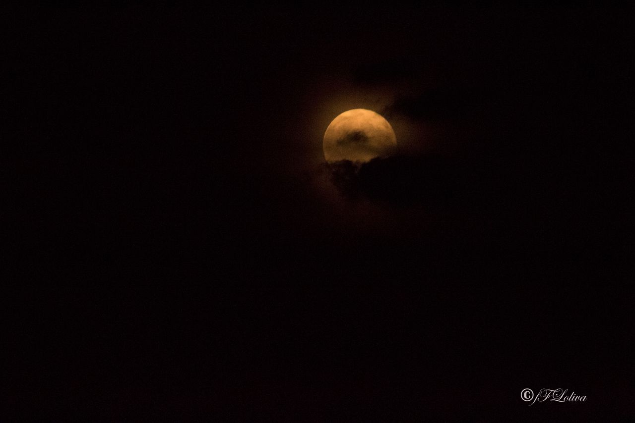 LA LUNA GIOCA CON LE NUVOLE
