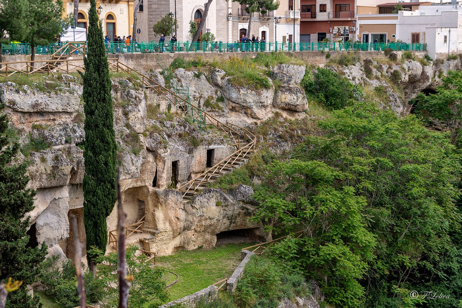 IL VILLAGGIO DI SANTA MARINA Per antica tradizione tale tratto di gravina è denominato «Paradiso di Massafra», per…