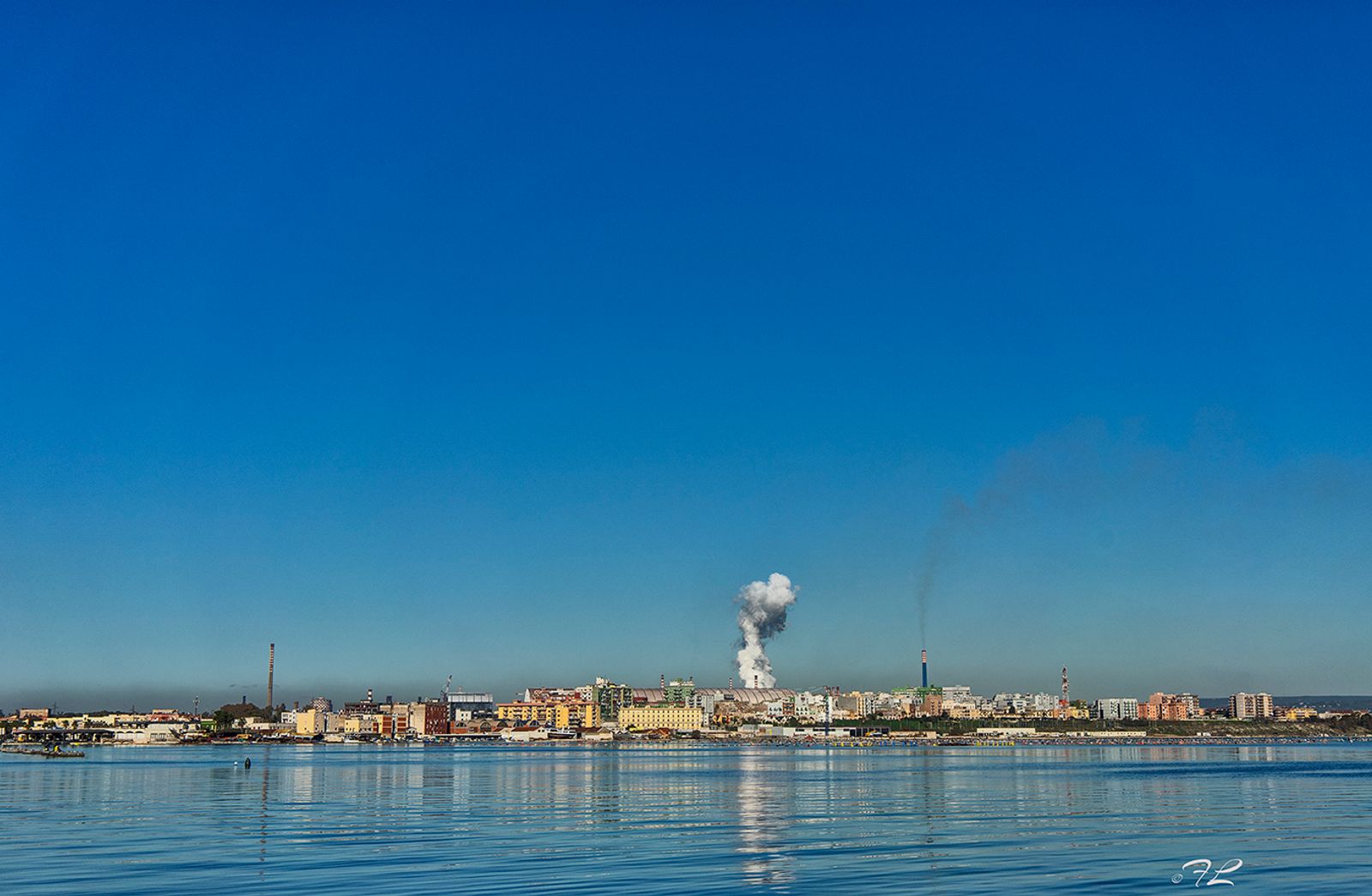 SULLO SFONDO I FUMI DELL'EX ILVA