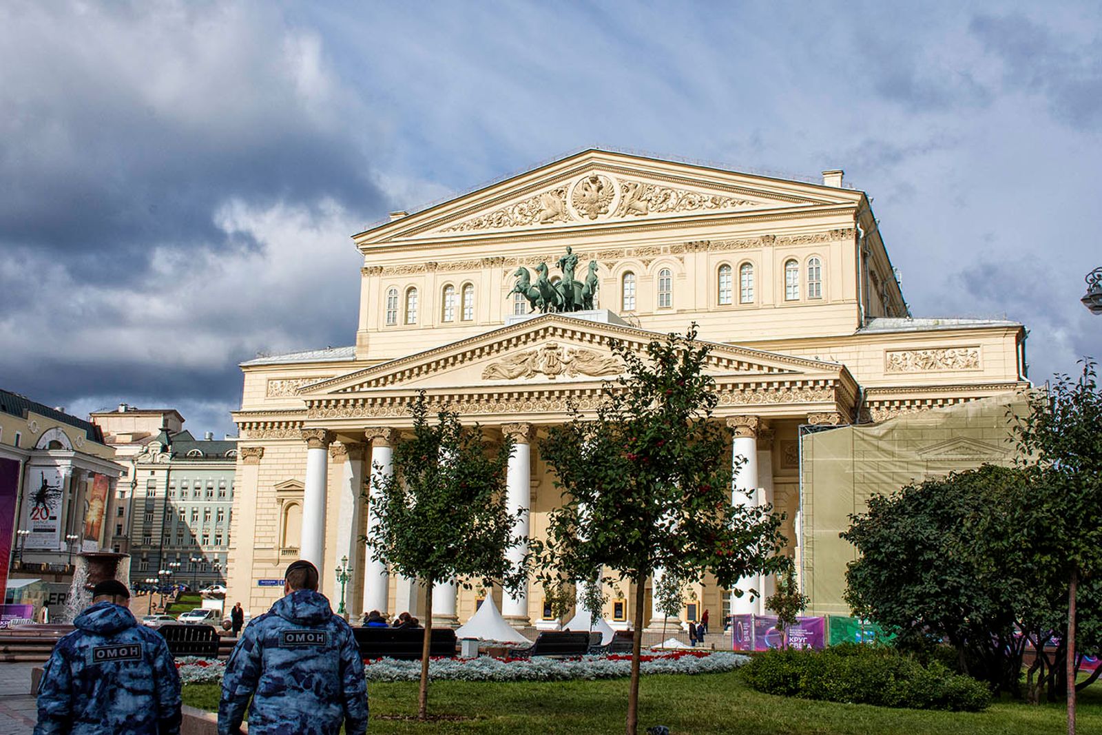 IL TEATRO BOLSCIOI Il Teatro Bol'šoj, è uno storico centro teatrale di Mosca, in cui vengono allestiti balletti, opere e…