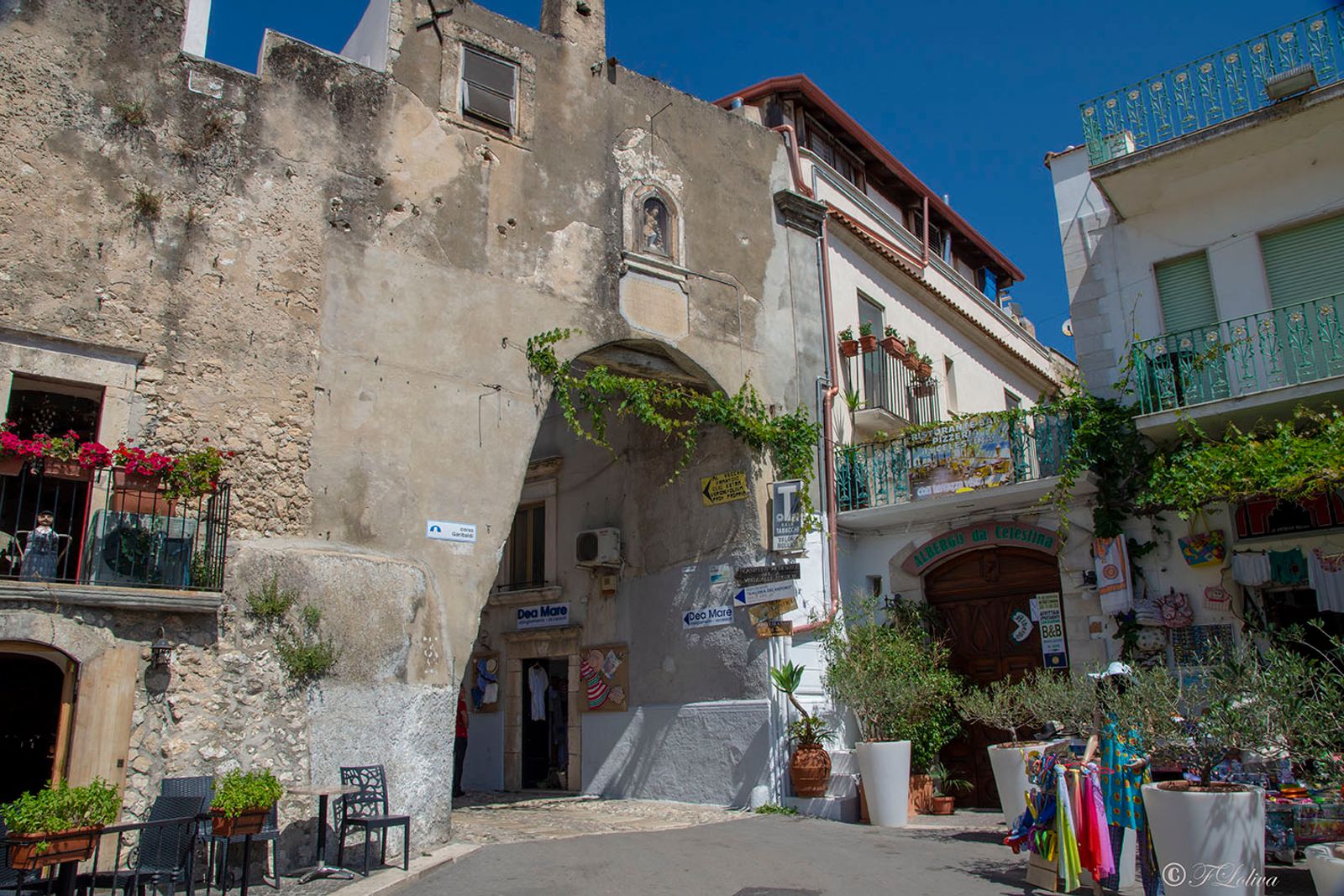 Peschici è un suggestivo borgo di mare abbarbicato sulla roccia, situato nel punto più a Nord del Gargano e dell’intera…