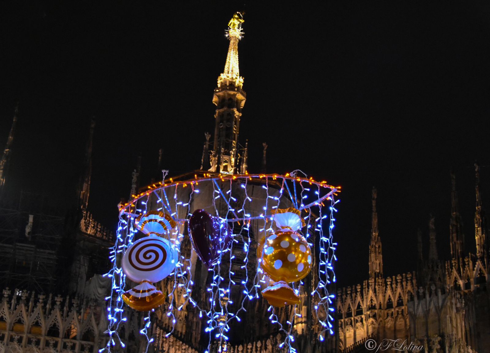 NATALE A MILANO TRA LUCI ED OMBRE — fotografia 2 di Francesco Loliva