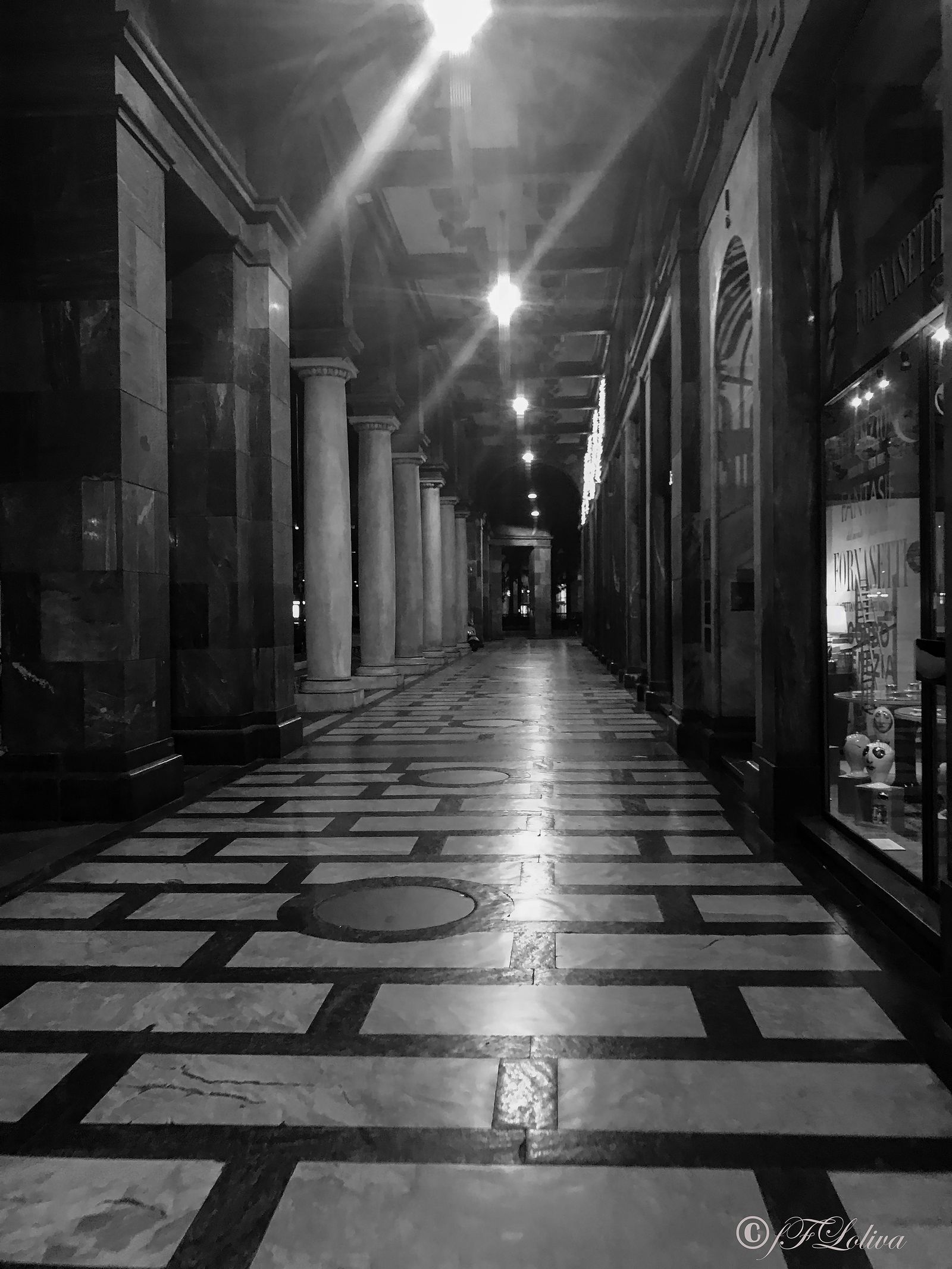 NATALE A MILANO TRA LUCI ED OMBRE — fotografia 9 di Francesco Loliva