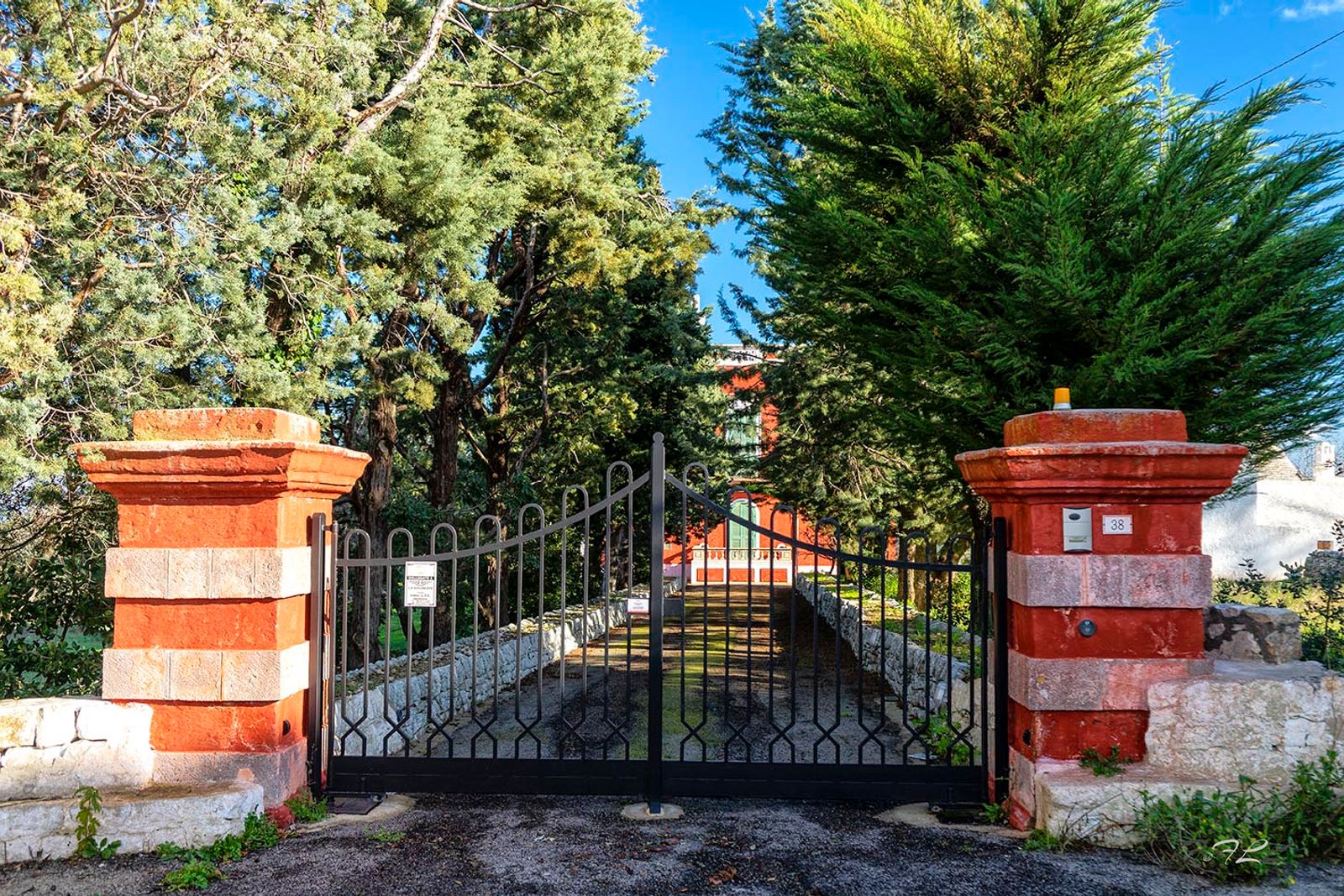 VILLE STORICHE La Selva di Fasano viene colonizzata da pastori e contadini e presto diventa luogo di villeggiatura,…