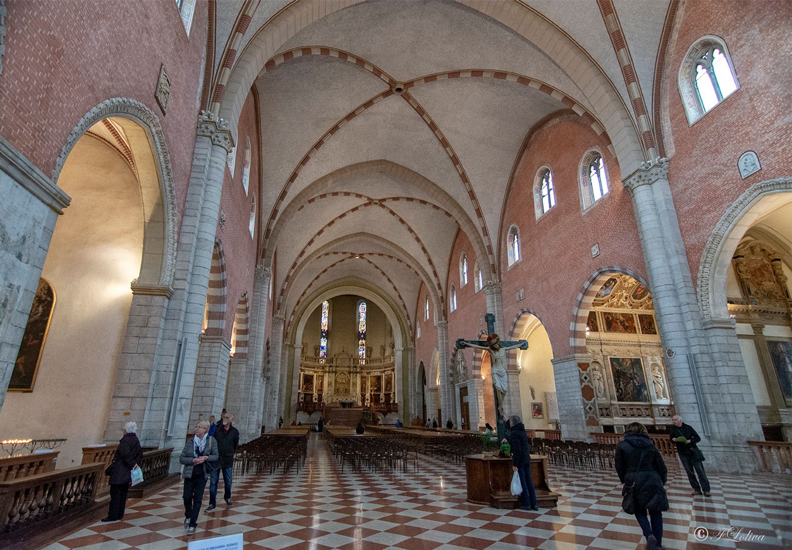 L'interno della cattedrale si presenta in stile gotico, con unica navata coperta sulla quale si aprono varie cappelle…