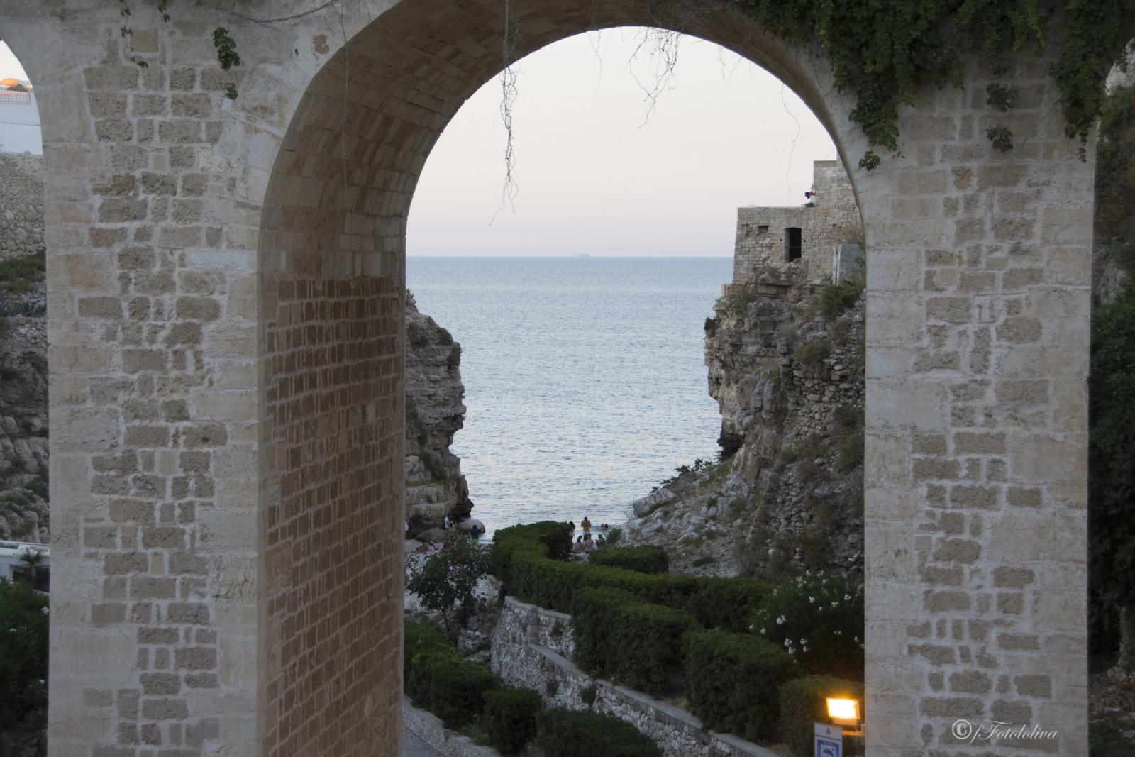 Un mare cristallino e la roccia ricamata da cavità impressionanti, scavate dal mare, sono i segni distintivi di…