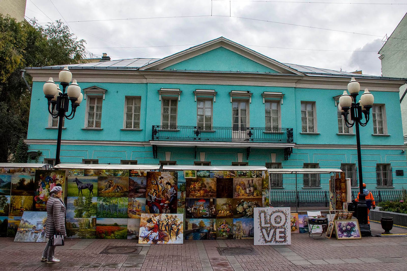 VIA ARBAT Via Arbat, detta anche solo Arbat (in russo Арба́т[?·info]), è una strada pedonale lunga circa un chilometro…