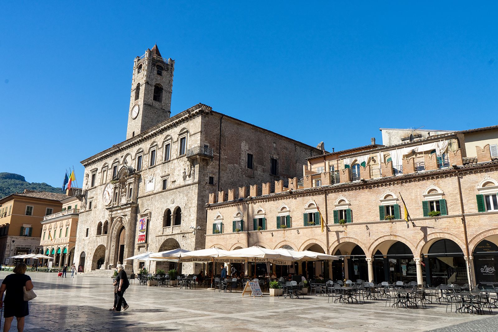 PIAZZA DEL POPOLO è una nota piazza in stile rinascimentale della città di Ascoli Piceno. Tra le venti piazze più belle…
