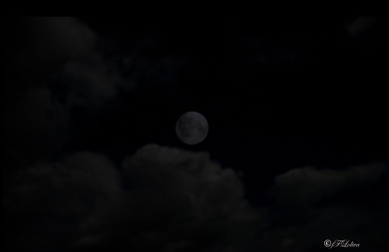 Luna piena tra le nuvole