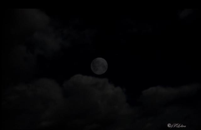Luna piena tra le nuvole