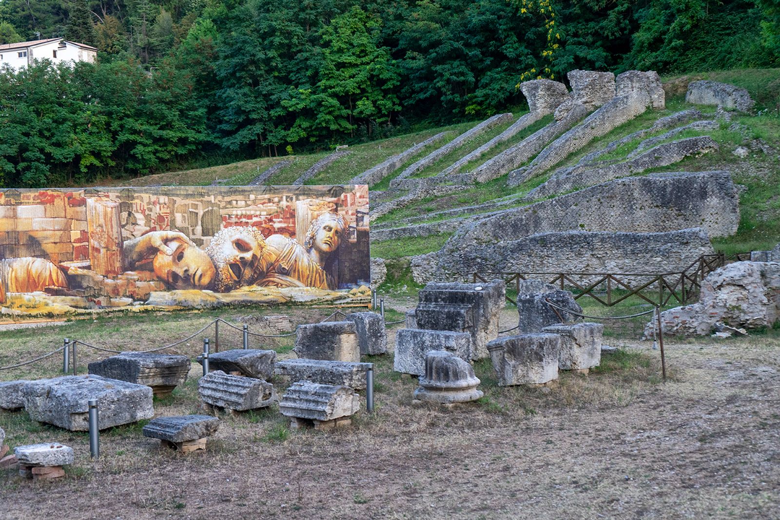 TEATRO ROMANO È possibile far convivere nello stesso spazio una disciplina votata allo studio del classico come…