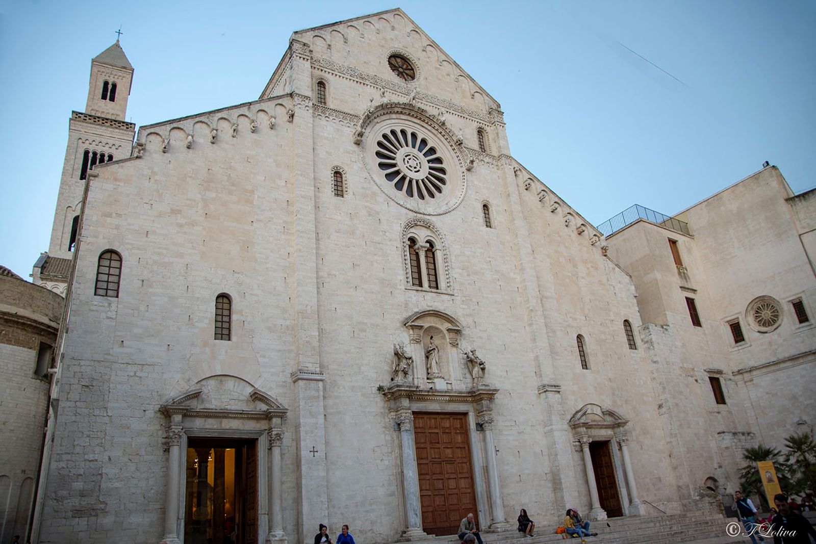 A pochi passi dal castello, alle porte di Bari vecchia, la Cattedrale metropolitana di San Sabino è una storica sede…