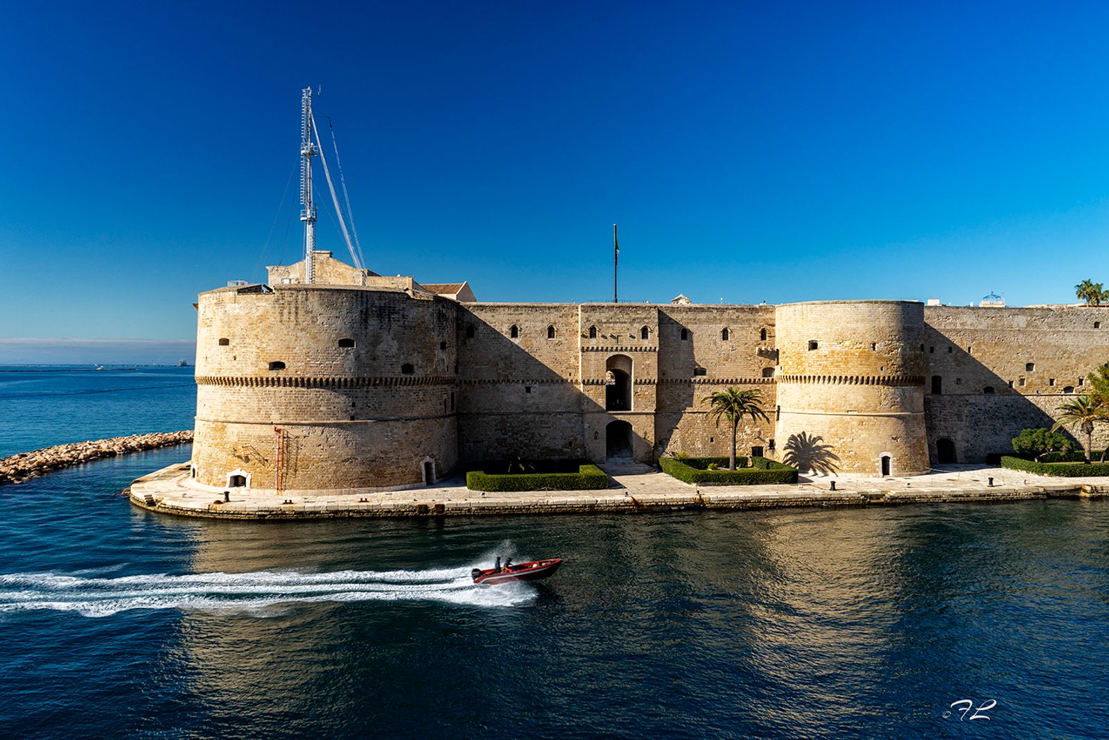CASTELLO ARAGNESE Il castello aragonese (o castel Sant'Angelo), con la sua pianta quadrangolare e il vasto cortile…