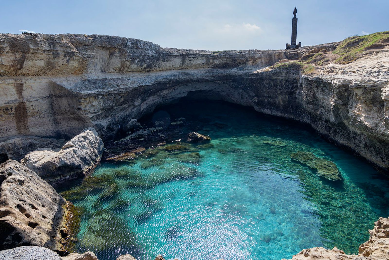 LA GROTTA DELLA POESIA Roca è il tratto di costa delle Marine di Melendugno più suggestivo, nonchè sede di una delle…