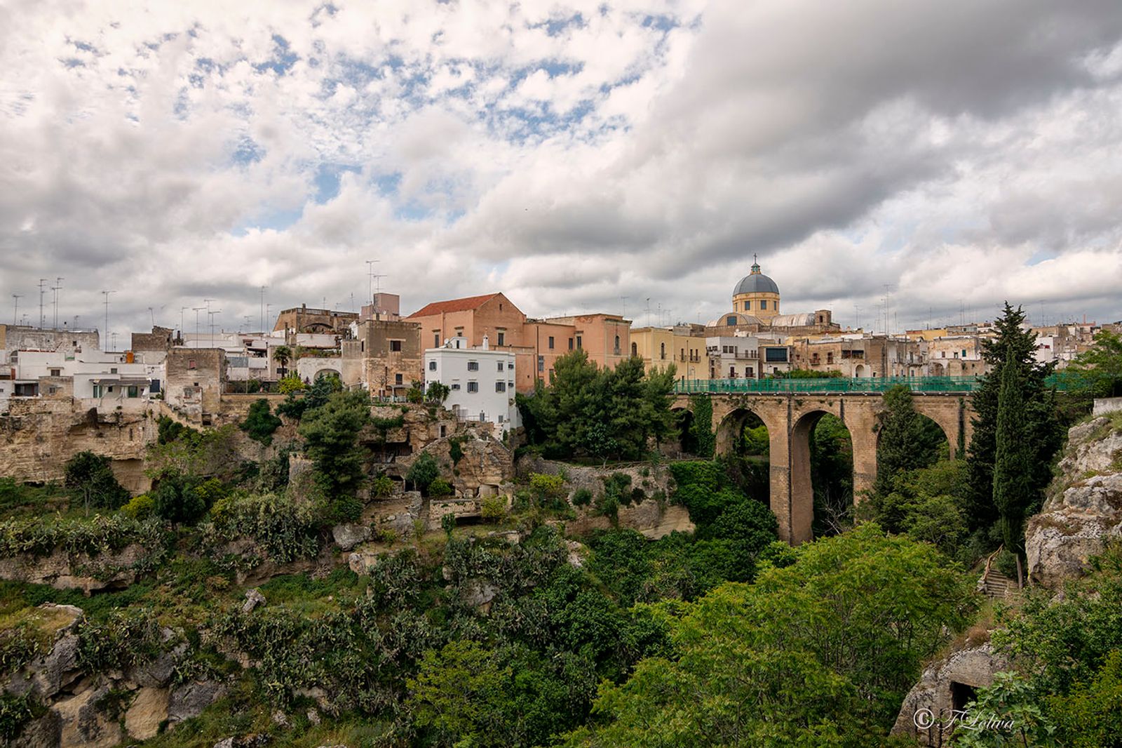 LA GRAVINA DI SAN MARCO La Gravina di S. Marco divide il borgo antico detto terra caratterizzato da strette vie,…