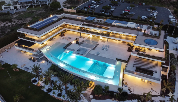 Conheça a nova mansão de Cristiano Ronaldo avaliada em $215 milhões de reais