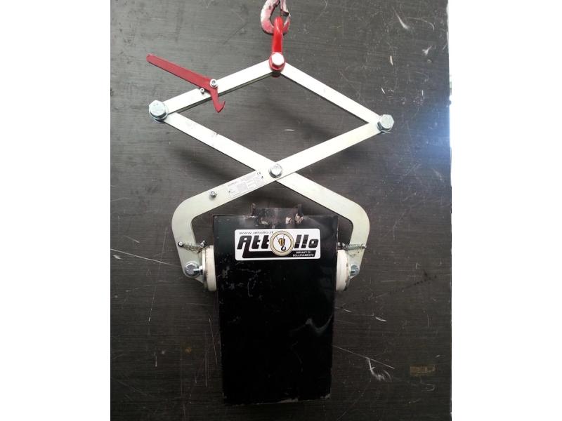 Scissor clamps for smooth surfaces