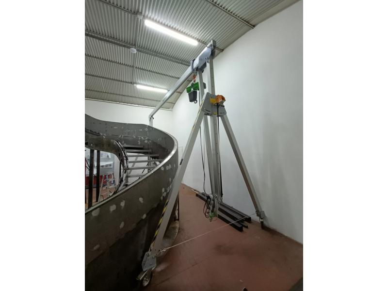Light adjustable dismountable aluminium gantry crane 2,500 kg