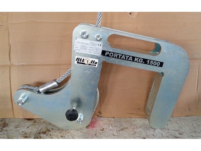 Concrete clamp