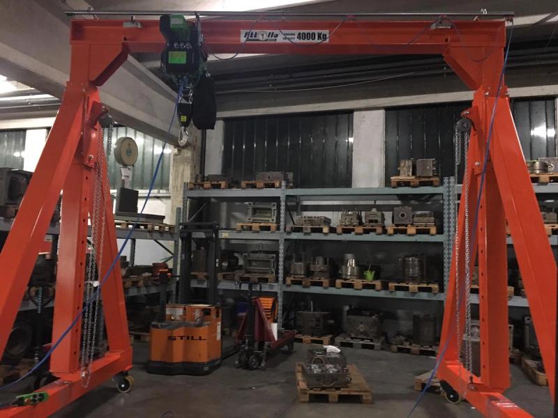 Height-adjustable steel gantry crane, 4,000 kg