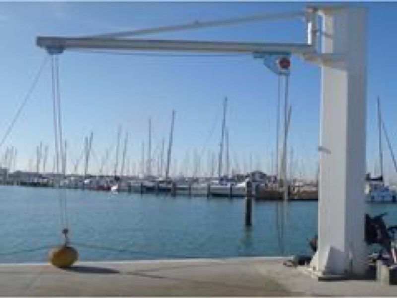 Manual jib crane for boat hauling