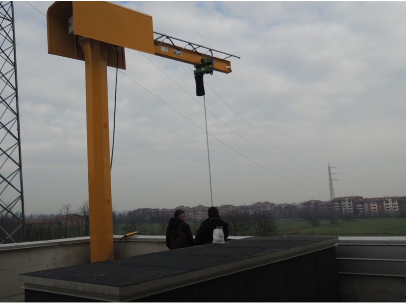1,000 kg jib crane with powered slewing