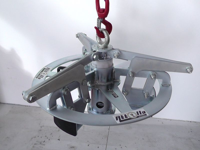 Expanding clamp for reels