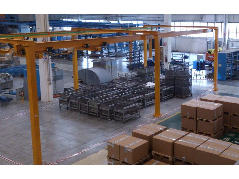 Light overhead crane on columns