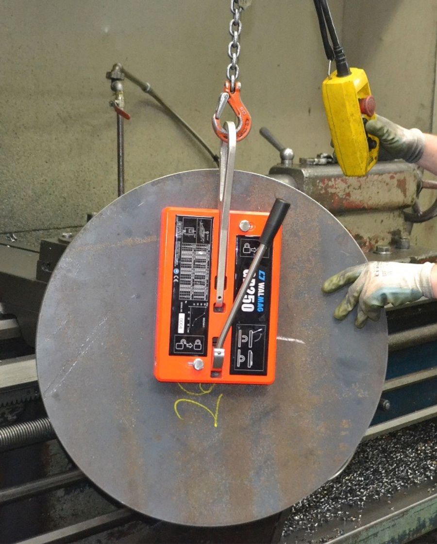 Sollevatore magnetico verticale