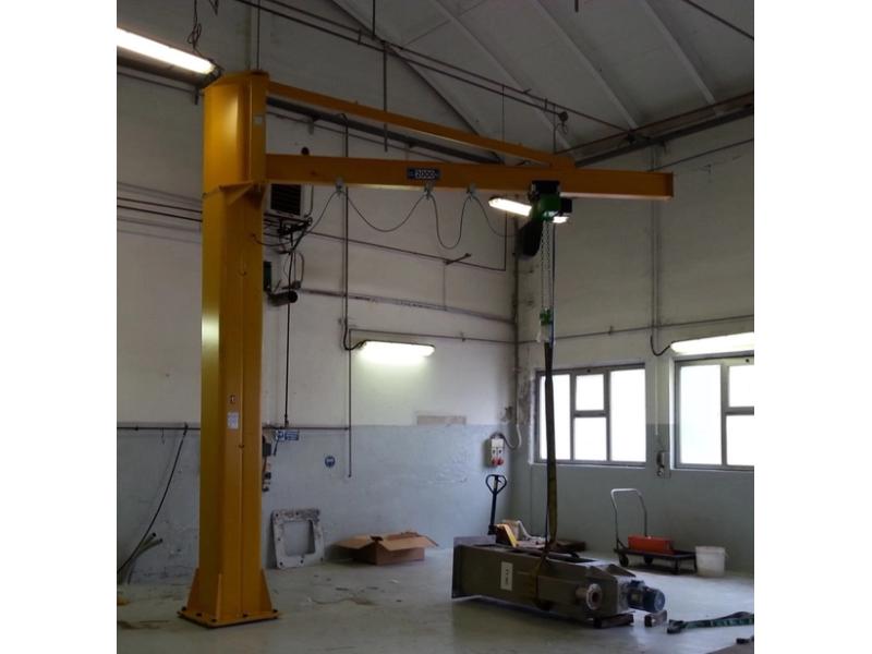 1,000 kg pillar-mounted jib crane on a tie-rod beam