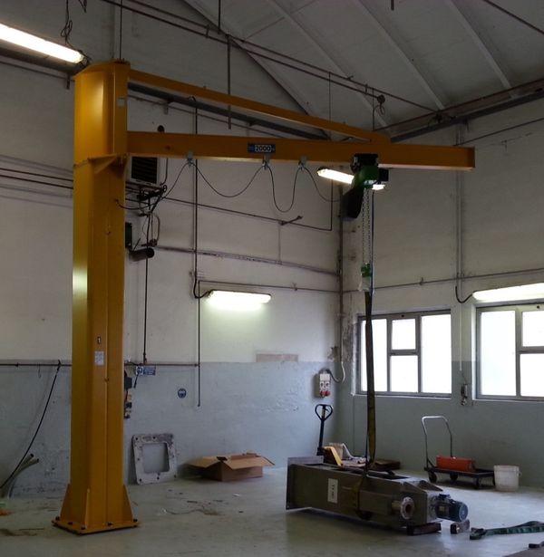 Gru a bandiera in trave tirantata da 1.000 kg