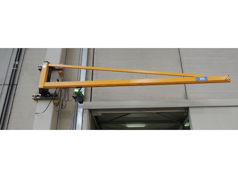 Wall-mounted jib crane on a tie-rod beam