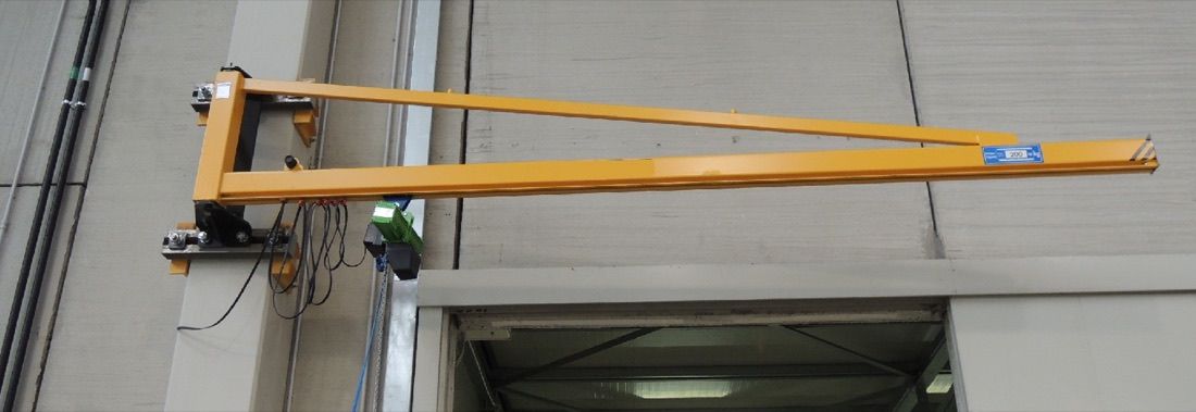 Gru a bandiera a mensola tirantata