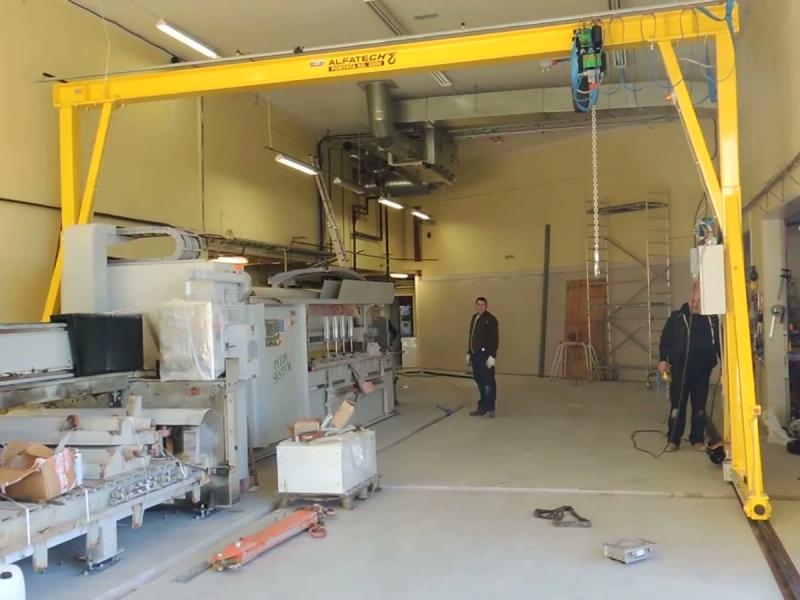Gru a cavalletto su binari con ruote motorizzate da 2.000 kg