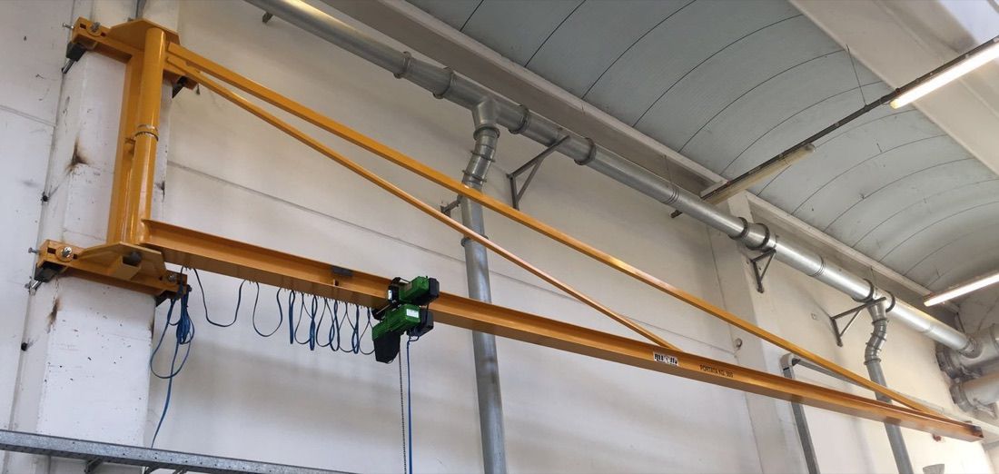 Gru a bandiera a mensola installata in stabilimento