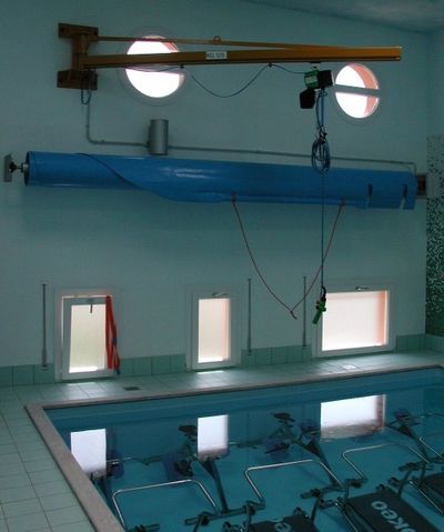 Gru a bandiera a mensola piscina
