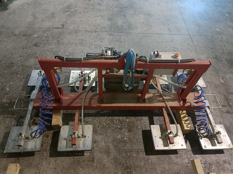 Timber vacuum lifter with pneumatic tilting