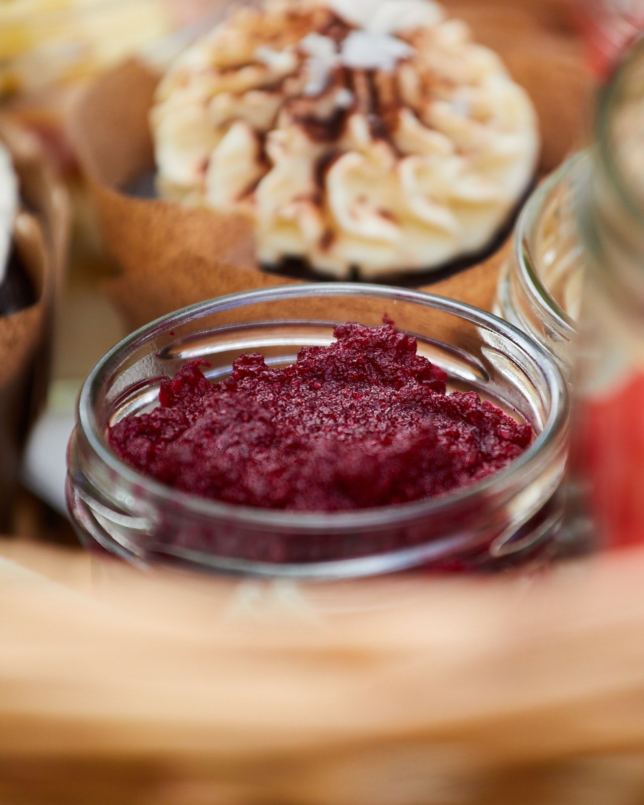 Rote Beete Aufstrich im Glas im Picknickkorb