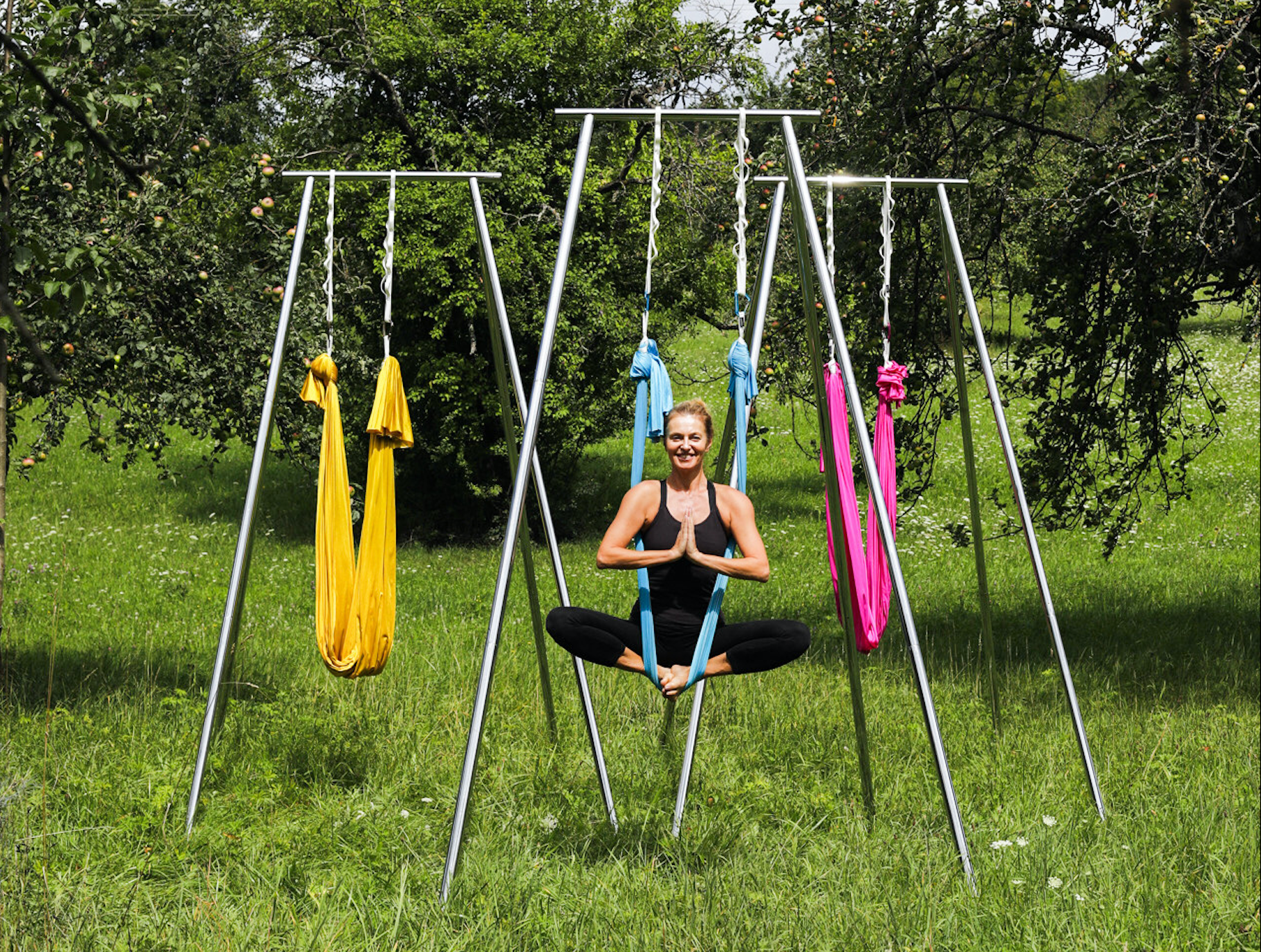 Vera Cafaro im Aerial Yoga Tuch