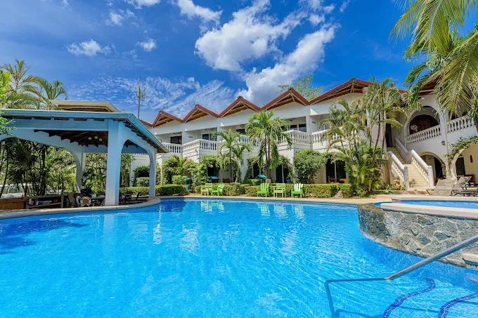 Piscina y edificio del alojamiento en Tamarindo