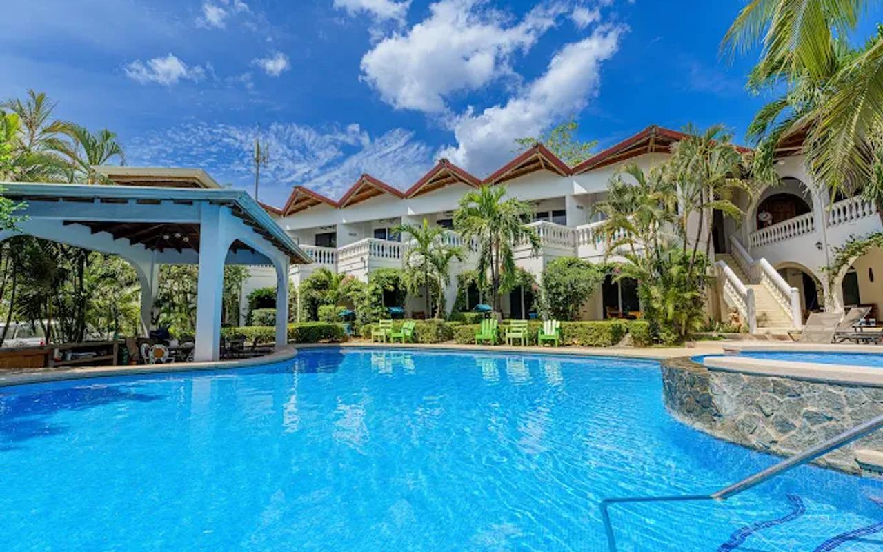 Piscina y edificio del alojamiento en Tamarindo